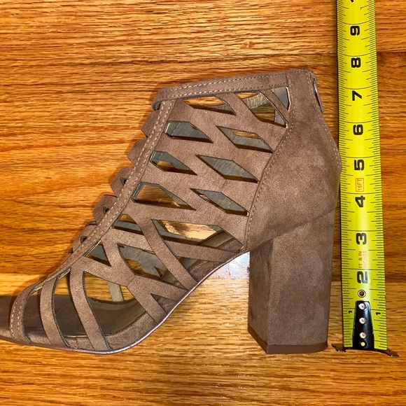 Chunky Heels - Picture 4 of 7